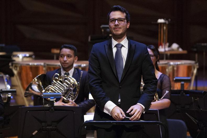 Venezuela Simon Bolivar Senfoni Orkestrası genç müzisyenler için sahnede