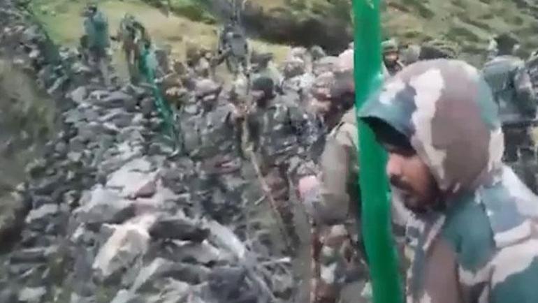Dünya bu görüntüleri konuşuyor Hint askerleri Çinli askerleri sopayla dövdü