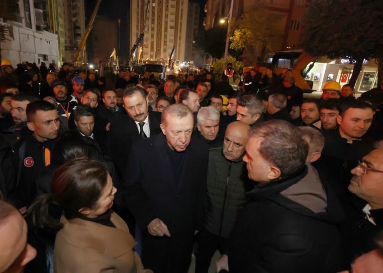 Cumhurbaşkanı Erdoğan, Adana'da depremzedelere moral verdi - Siyaset  Haberleri