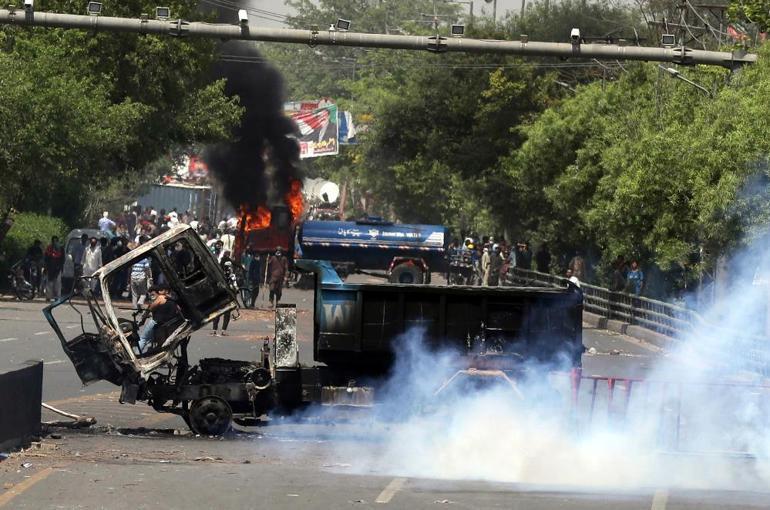 Pakistan yangın yeri Protestolarda can kaybı giderek artıyor