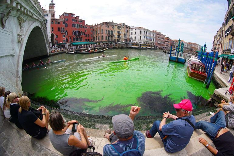 Venedikte kanal suyu yeşile döndü Soruşturma başlatıldı